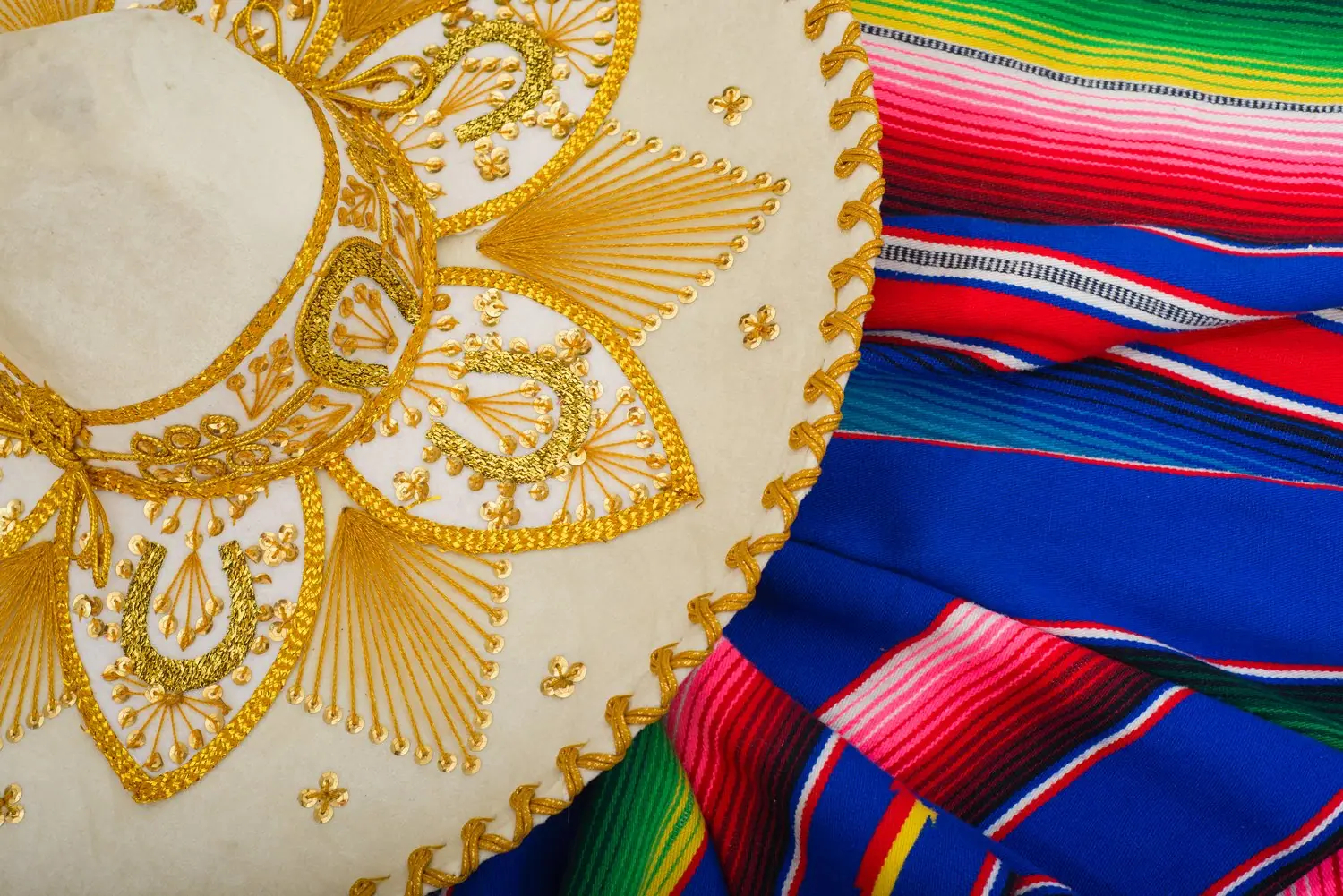 Meksykańskie szale jedwabne: eleganckie stylizacje