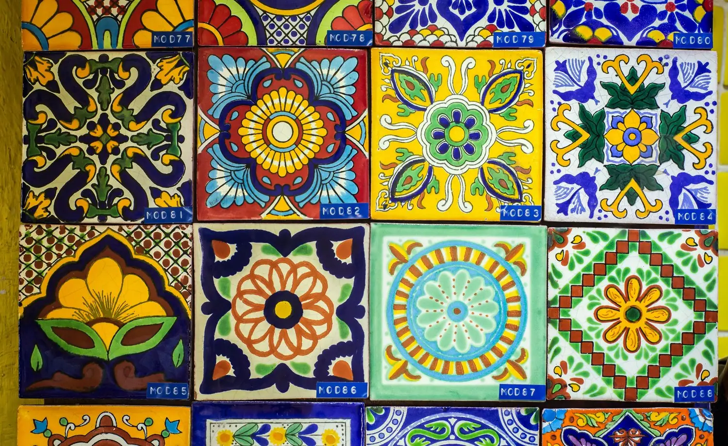 Kolorowe kafelki Talavera: aranżacja kuchni w meksykańskim stylu