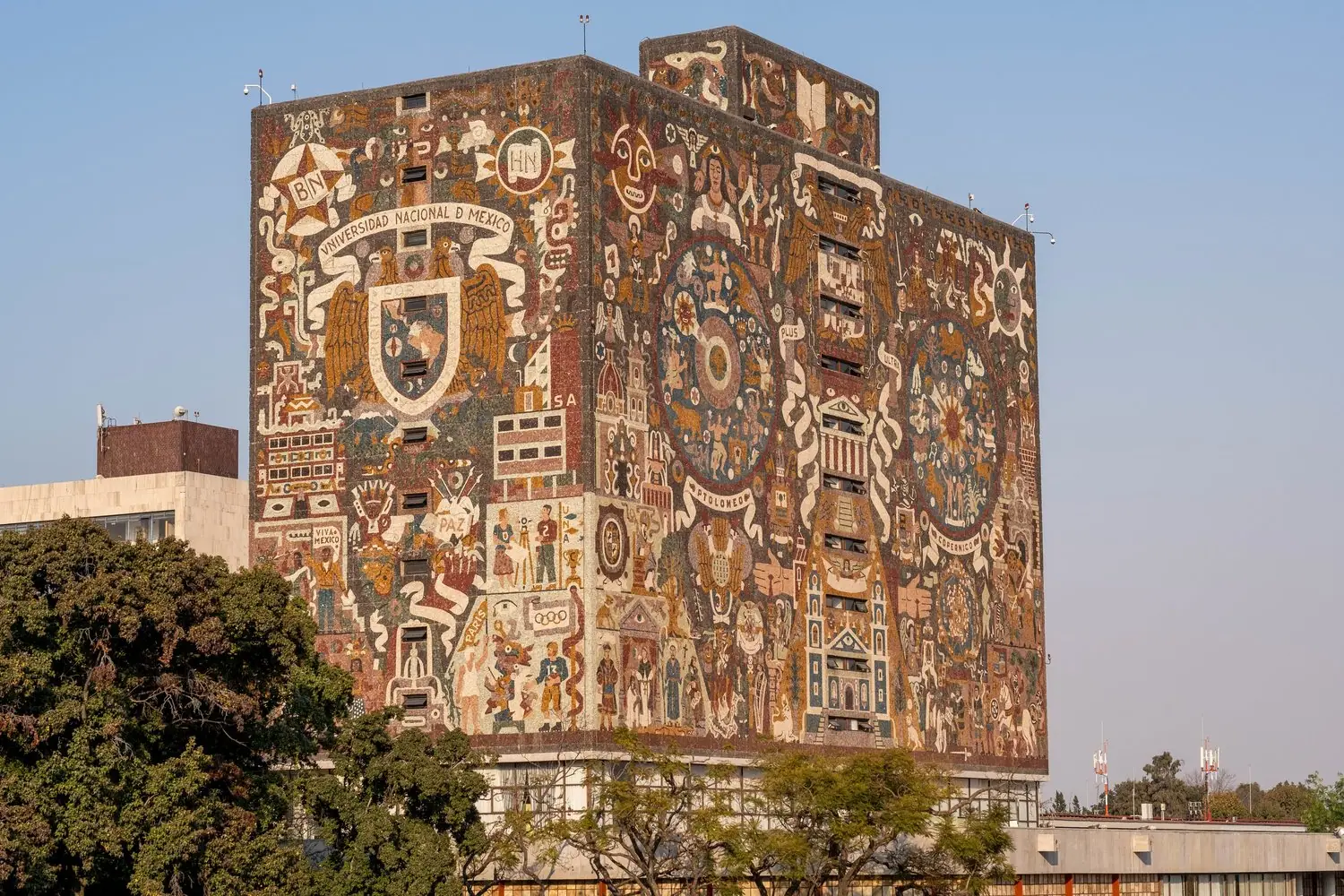 Festiwal sztuki ulicznej: murale w stylu azteckim
